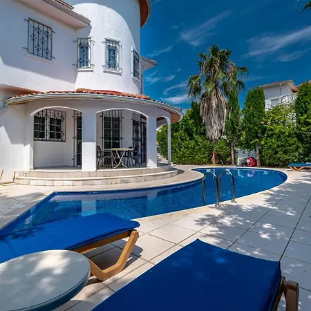 Fancy And Comfy With Private Pool In Appartement