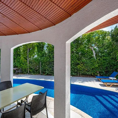Fancy And Comfy With Private Pool In Appartement