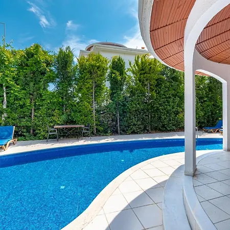 Fancy And Comfy With Private Pool In Апартаменты *