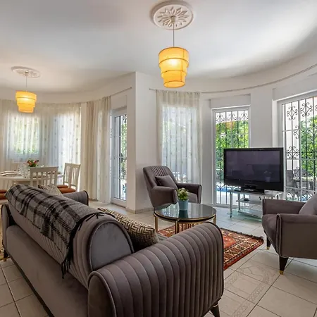 Fancy And Comfy With Private Pool In